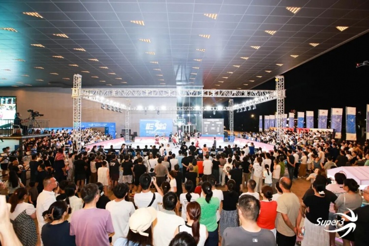 万人观赛名场面回归！一颗篮球燃动一座城